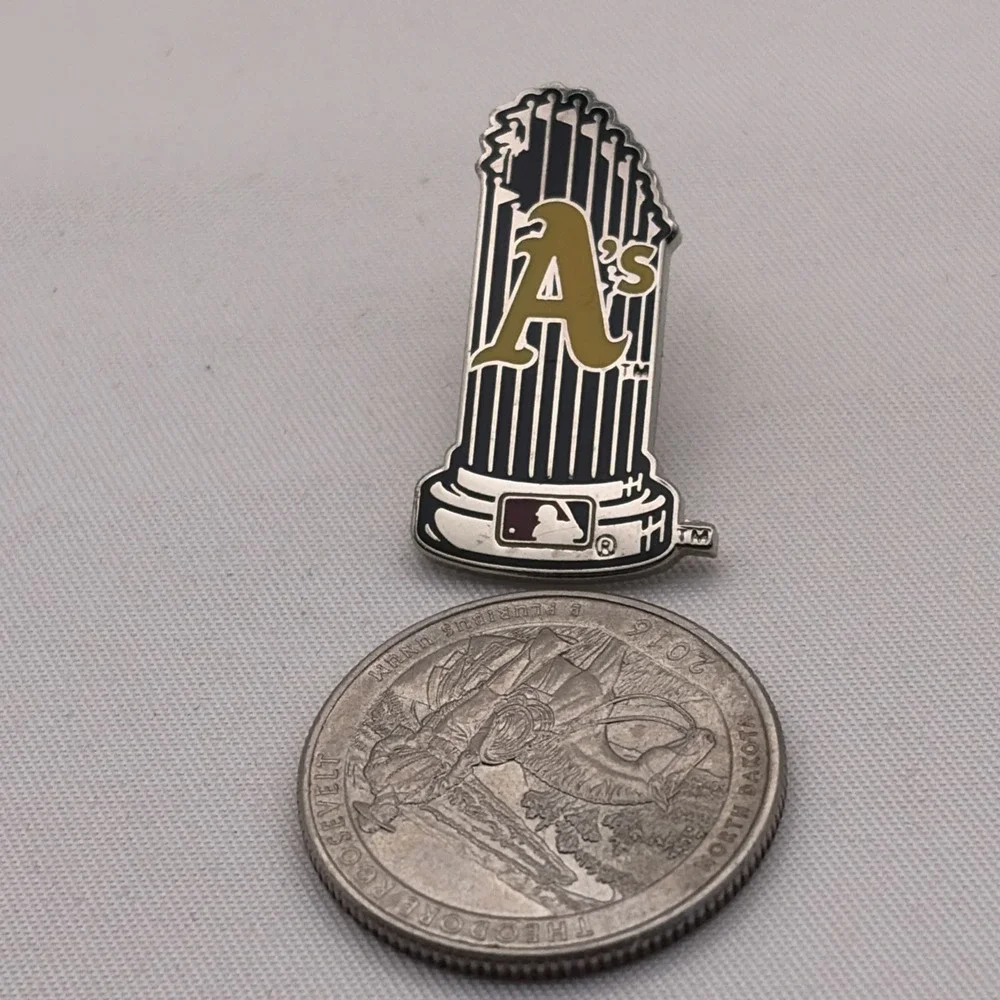 MLB Baseball Oakland Athletics World Series Championship Trophy Lapel‎ Hat Pin